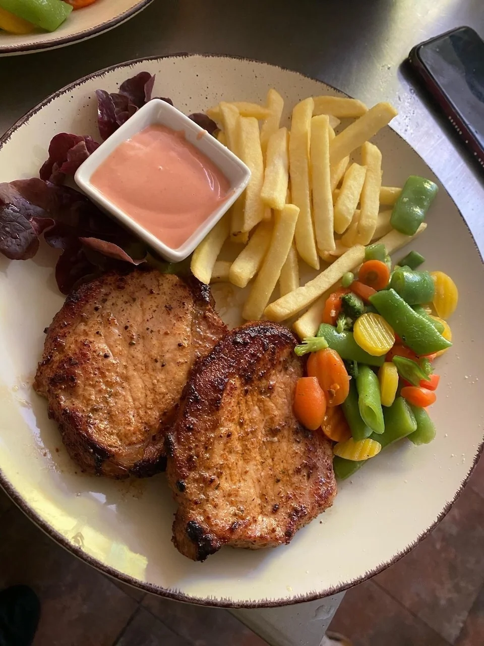 Wirtshaus Stifterl - gegrilltes Steak, Pommes frites, Gemüse