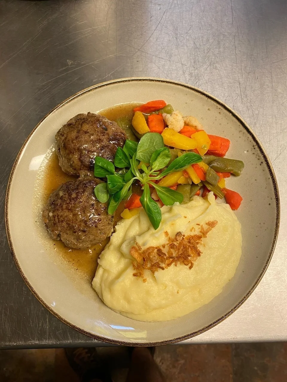Wirtshaus Stifterl - Frikadellen, Kartoffelpüree und Gemüse